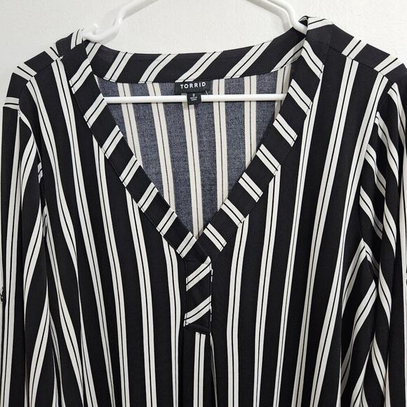 Torrid Black White Striped V Neck Rolled Tab Sleeve Stretch Tunic size 2X - Picture 3 of 6